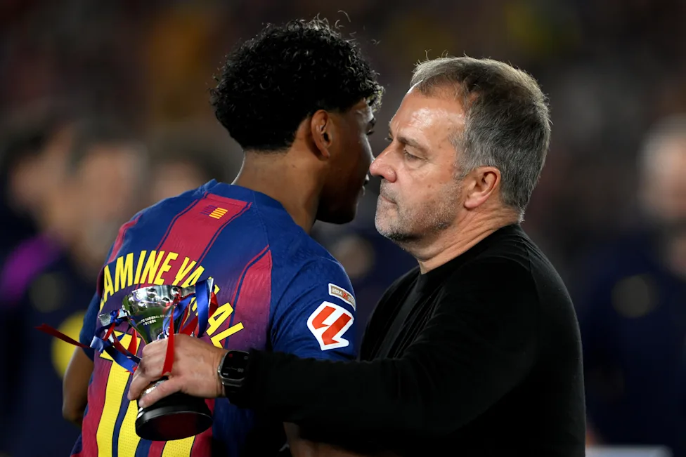 Lamine Yamal saat bermain membela Barcelona di posisi sayap kanan