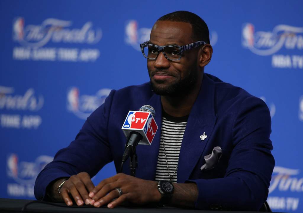 Logo Miami Heat dan platform YouTube terkait lowongan kerja strategi digital