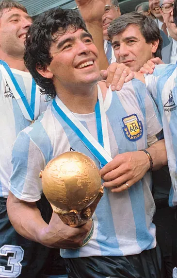 Legenda sepak bola Argentina Diego Maradona saat beraksi di lapangan