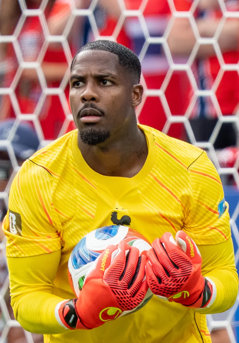 Mike Maignan mengawal gawang AC Milan dan Timnas Prancis