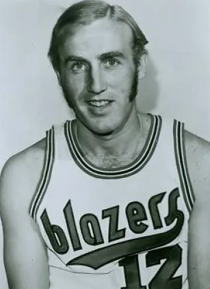 Pelatih legendaris NBA Rick Adelman saat mendampingi tim pinggir lapangan