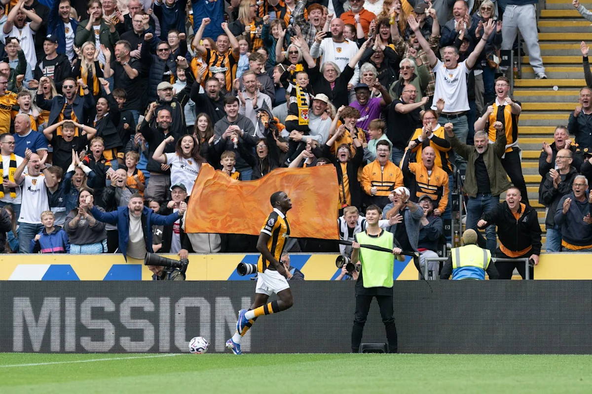 Pemain Hull City merayakan gol ke gawang Manchester United di MKM Stadium
