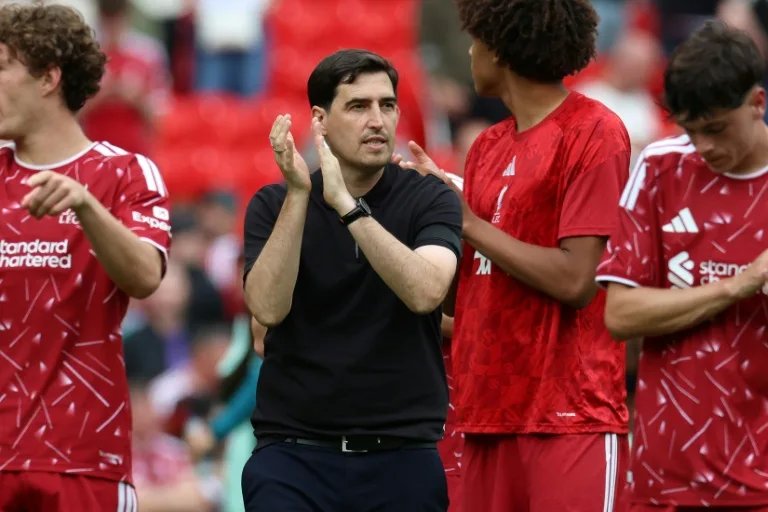 Manajer Liverpool Andoni Iraola memberikan instruksi saat laga melawan Monaco
