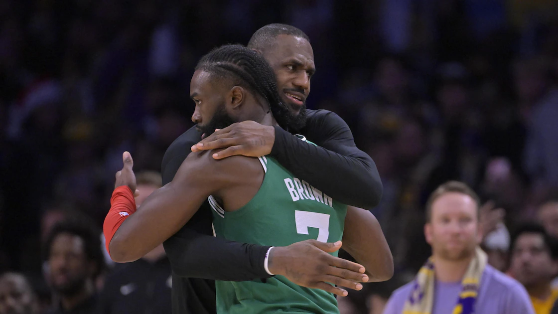 Jaylen Brown mengenakan jersey Philadelphia 76ers saat siaran langsung di Twitch