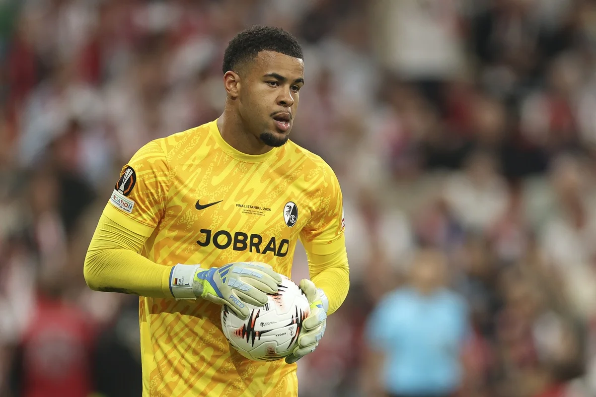Kiper Freiburg Noah Atubolu yang menjadi incaran utama Juventus di bursa transfer