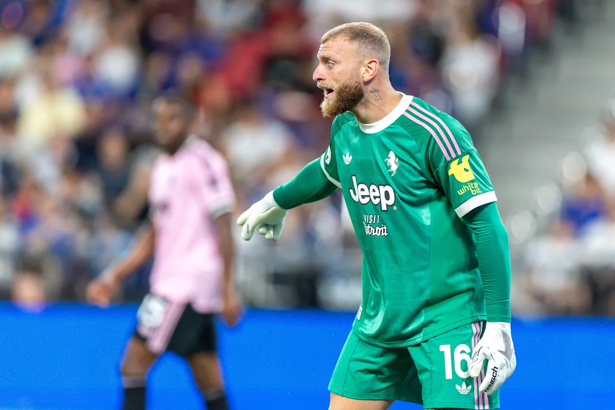 Penjaga gawang Juventus Michele Di Gregorio dalam sesi latihan pramusim