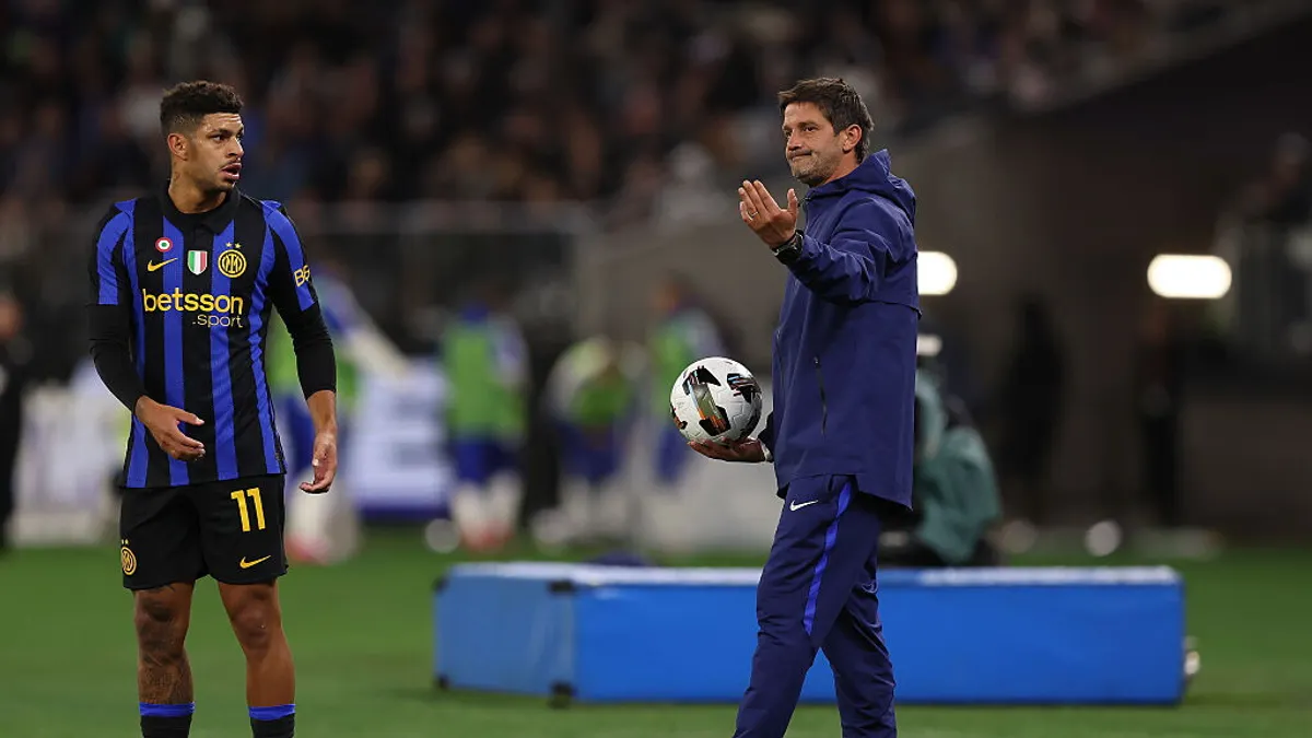 Pelatih Inter Milan Cristian Chivu memantau sesi latihan tim di Appiano Gentile