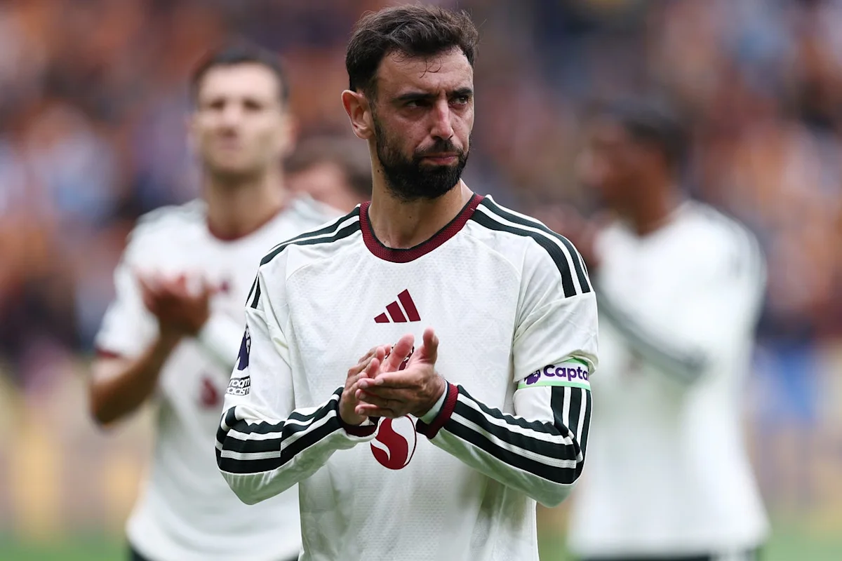 Kapten Manchester United Bruno Fernandes memberikan instruksi di lapangan