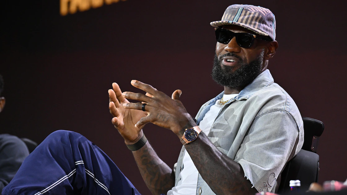 LeBron James dan Joel Embiid dalam balutan jersey Philadelphia 76ers