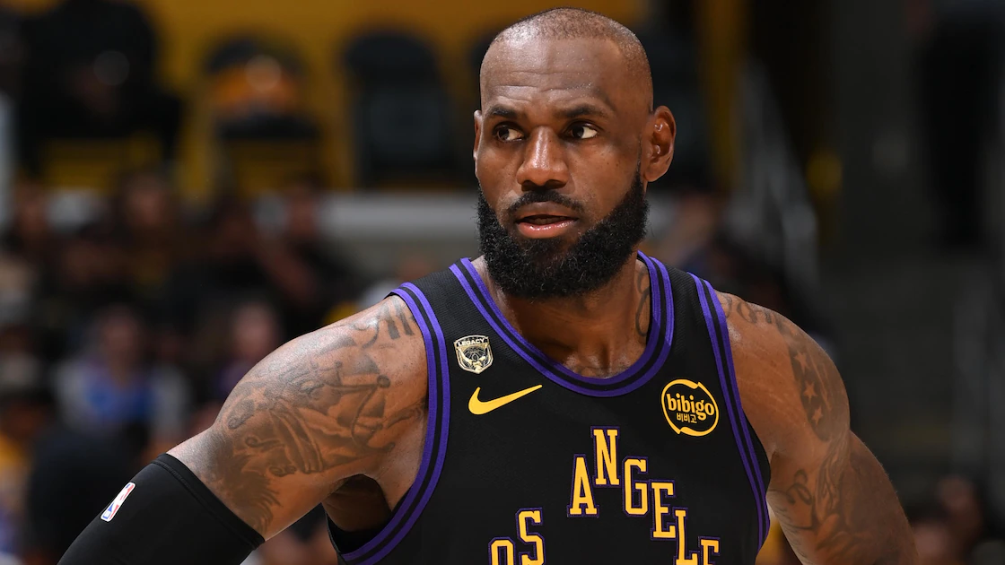 LeBron James saat membela tim NBA dengan jersey baru