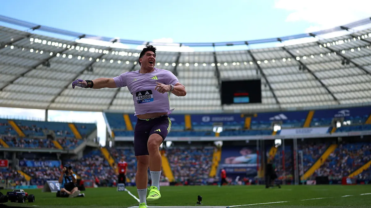 Leonardo Fabbri merayakan kemenangan di tolak peluru Diamond League Chorzow