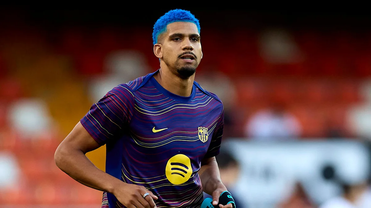 Bek Barcelona Ronald Araujo saat berebut bola dalam pertandingan
