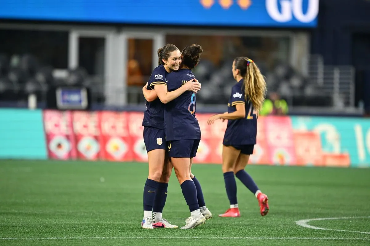 Maddie Mercado merayakan gol kemenangan Reign atas Chicago Stars di ajang NWSL