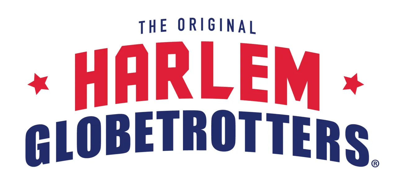 Aksi pemain Harlem Globetrotters memperagakan trik bola basket di lapangan