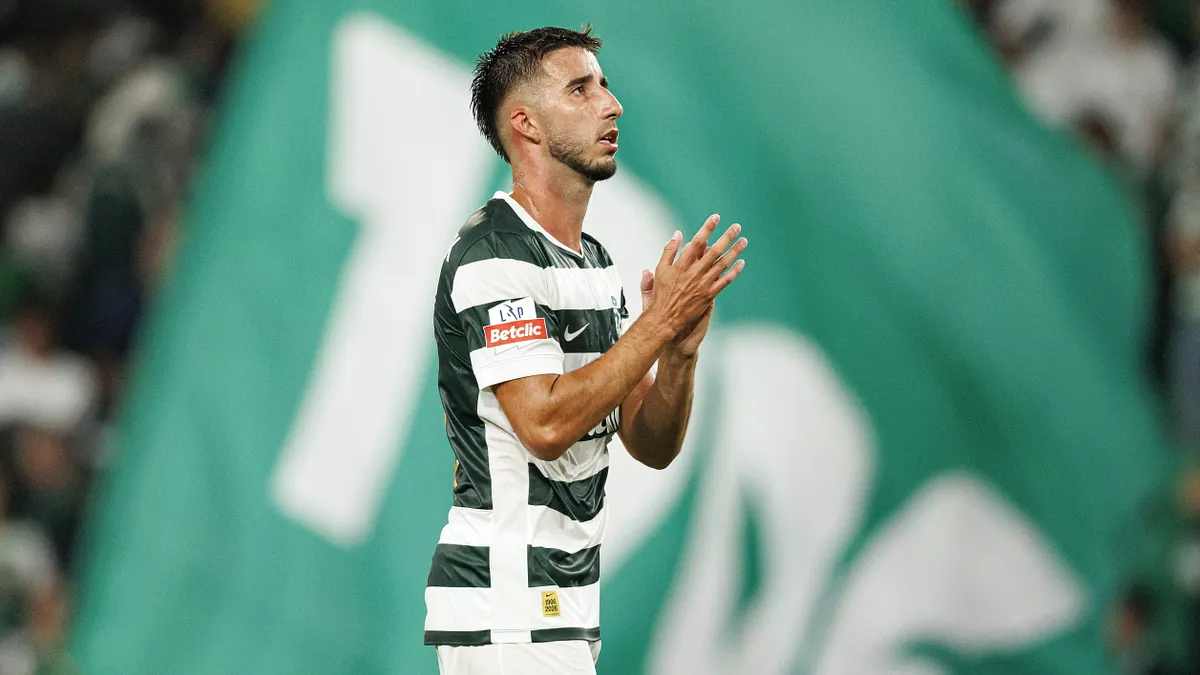 Bek Sporting CP Goncalo Inacio saat berada di pinggir lapangan