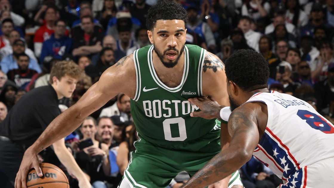 Pemain NBA beraksi di lapangan dalam pertandingan kompetisi basket
