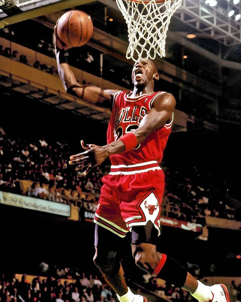 Ilustrasi pemain posisi shooting guard dalam pertandingan bola basket