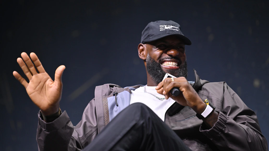 LeBron James mengenakan jersey Philadelphia 76ers nomor 23
