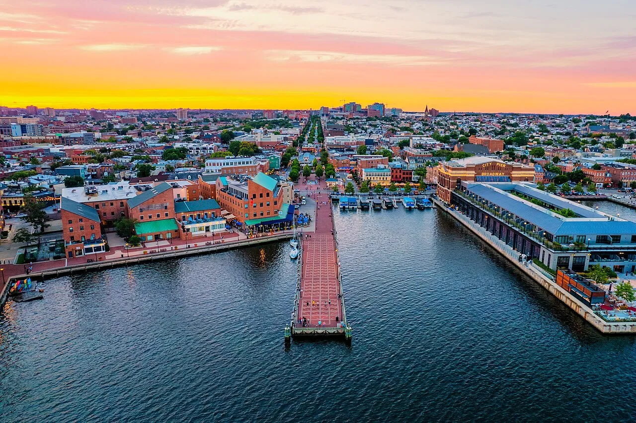 Pemandangan kawasan pelabuhan dan gedung pencakar langit di Kota Baltimore Maryland