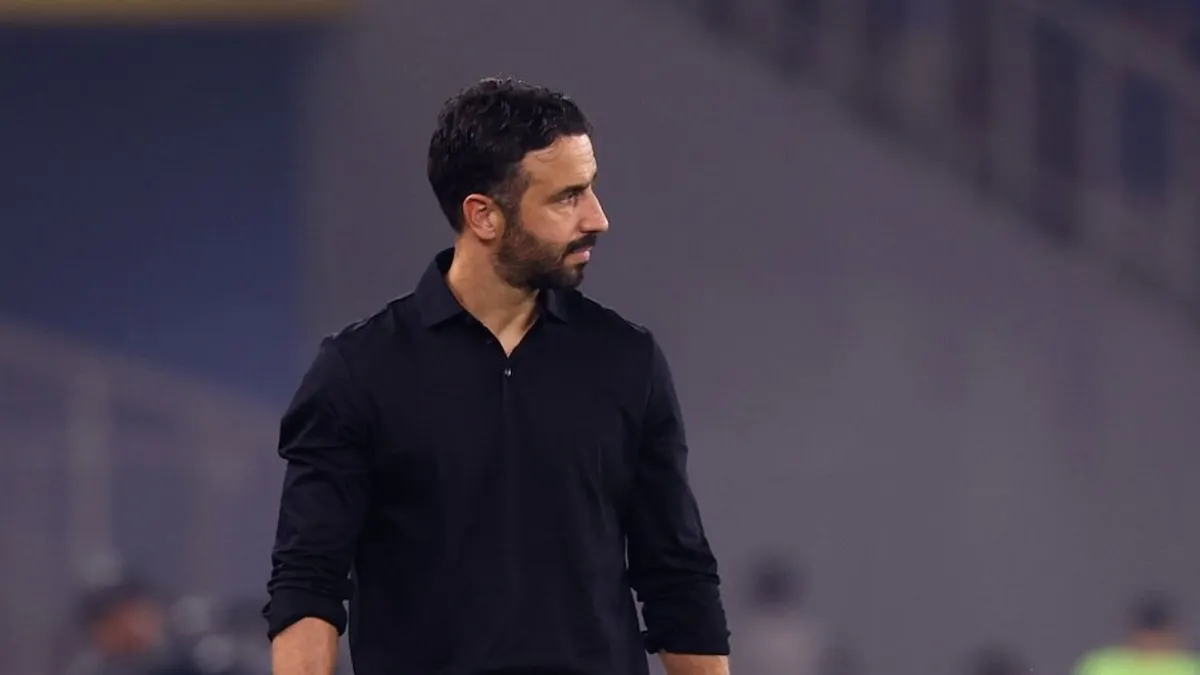 Pelatih AC Milan Ruben Amorim memimpin sesi latihan tim