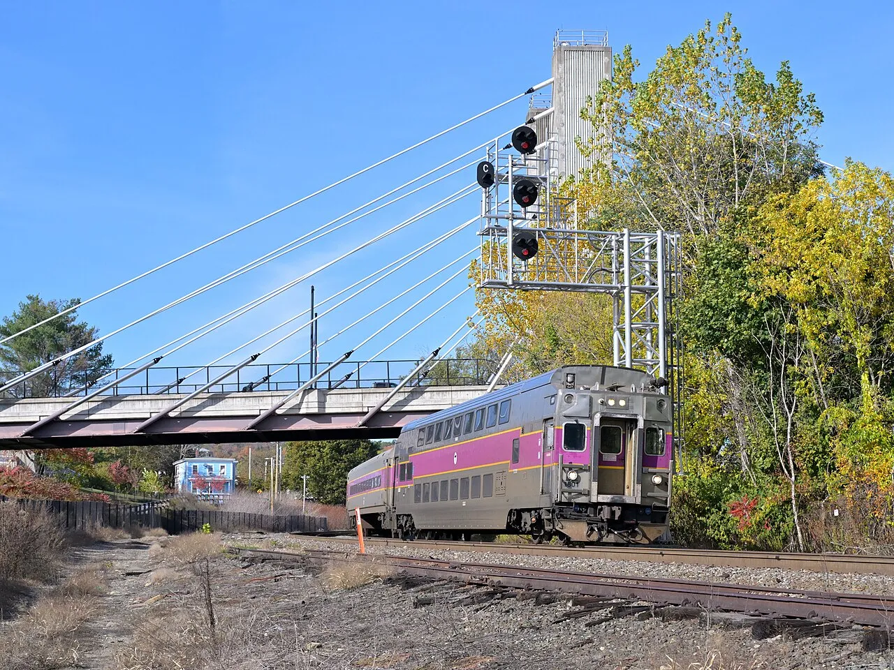Kereta komuter Fitchburg Line melintasi jalur rel di Massachusetts