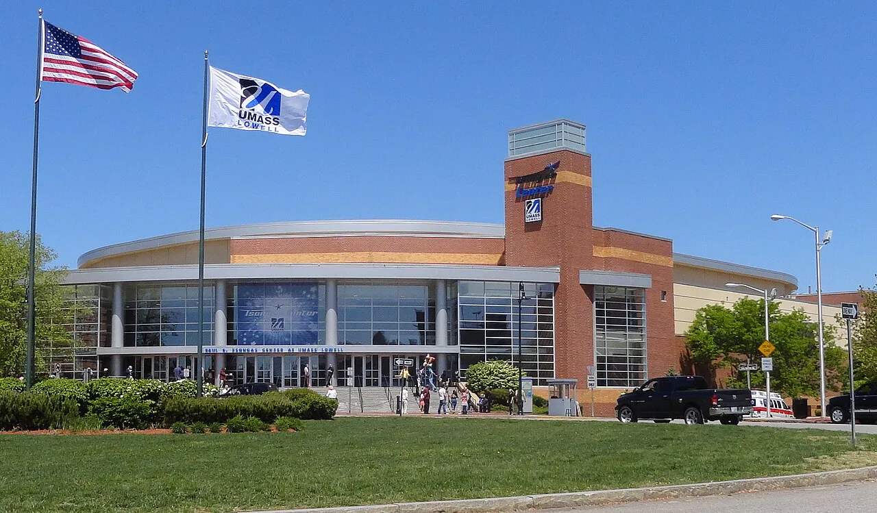 Tampak depan Tsongas Center di Lowell Massachusetts