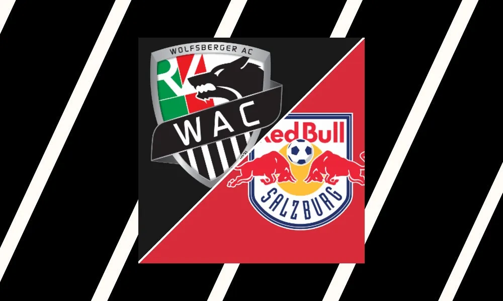 Pemain Wolfsberger dan RB Salzburg berebut bola dalam laga Liga Austria di Lavanttal-Arena