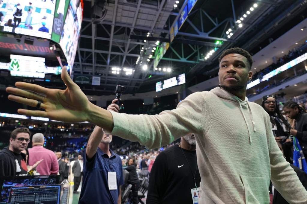 Giannis Antetokounmpo dan Davion Mitchell saat menjalani latihan bersama