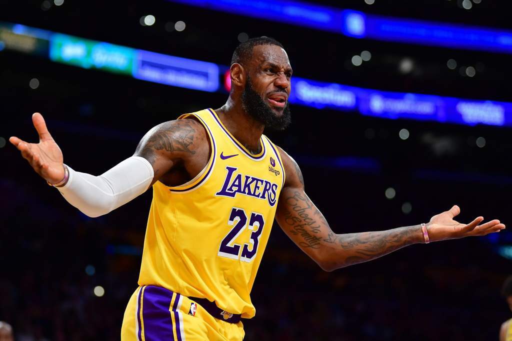 Pemain NBA LeBron James saat pertandingan melawan Miami Heat